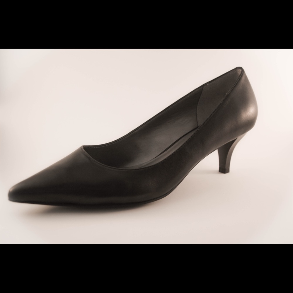 Black leather pumps size 9 NEW